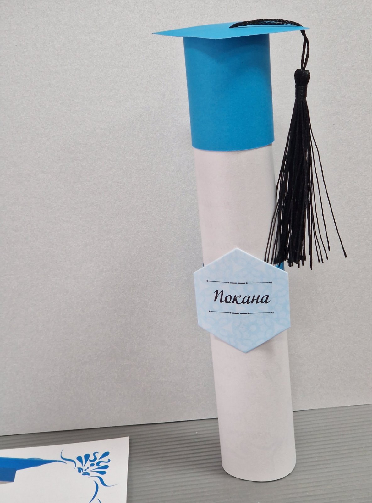 Покана с шапка за бал в iсиньо и бяло